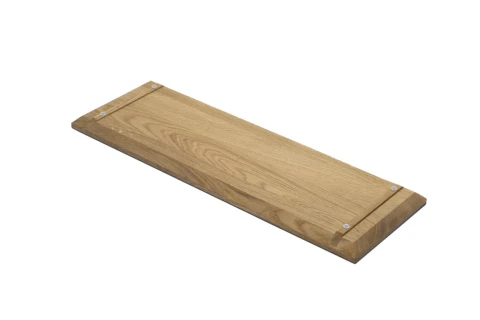 Rechteckiges Holzbrett aus hellem Holz mit sichtbarer Maserung. An den schmalen Enden sind jeweils zwei silberfarbene Schrauben angebracht. Die Kanten sind leicht abgeschr&auml;gt.