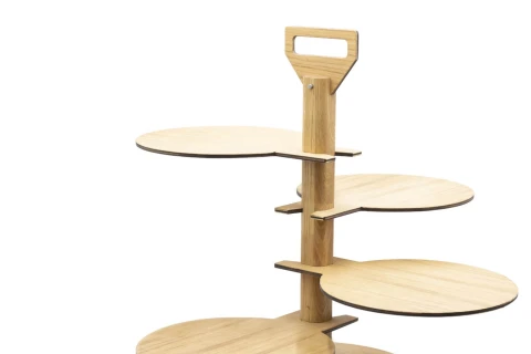 Holzst&auml;nder mit vier runden, drehbaren Ebenen, die an einem zentralen vertikalen Pfosten befestigt sind. Oben ein Griff in rechteckiger Form mit abgerundeten Ecken. Hergestellt aus hellem Holz mit einer glatten Oberfl&auml;che.