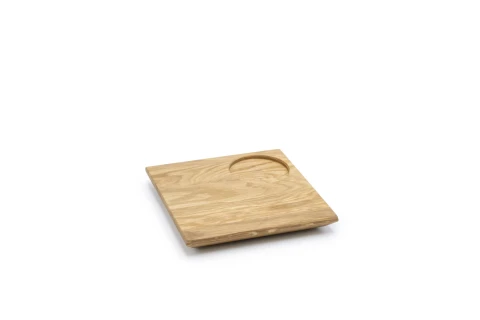 Holzbrett in quadratischer Form mit einer nat&uuml;rlichen Holzmaserung und einer runden Vertiefung auf einer Seite, auf wei&szlig;em Hintergrund.