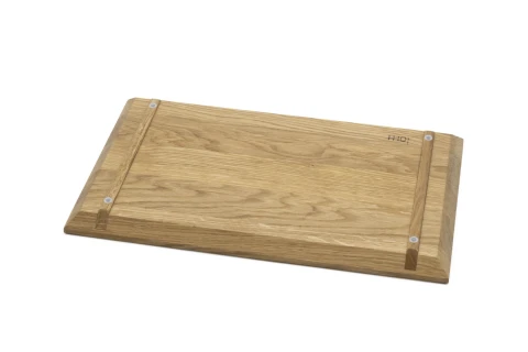 Rechteckiges Schneidebrett aus hellem Holz mit sichtbarer Maserung, erh&ouml;hten Kanten auf zwei gegen&uuml;berliegenden Seiten und kleinen runden Gummif&uuml;&szlig;en an den Ecken. Oben rechts ist das Logo &bdquo;H10&ldquo; eingraviert.