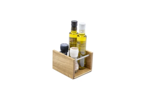 Holzkasten mit ge&ouml;lter Oberfl&auml;che, darin vier Glasflaschen mit Verschl&uuml;ssen in Schwarz und Wei&szlig; sowie zwei Flaschen mit gelblicher Fl&uuml;ssigkeit, vermutlich &Ouml;l. Metallstange an der Vorderseite des Kastens.