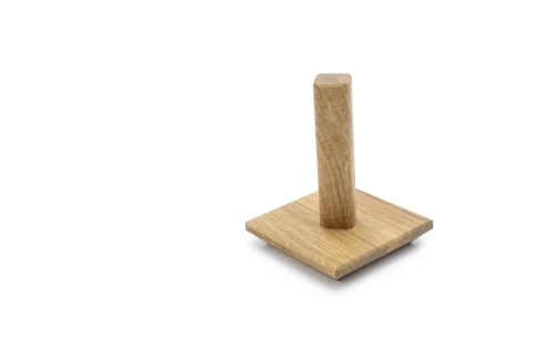 Holzst&auml;nder mit quadratischer Grundplatte und senkrechtem Holzstab, gefertigt aus hellem Holz, auf wei&szlig;em Hintergrund.