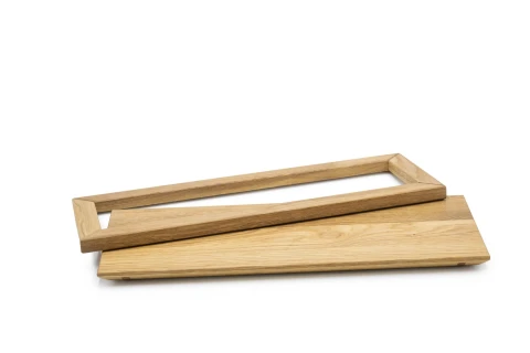 Rechteckiger Holzrahmen aus hellem Holz, leicht schr&auml;g auf einer flachen rechteckigen Holzplatte gleicher Farbe liegend. Beide Objekte haben eine glatte Oberfl&auml;che und sichtbare Holzmaserung. Wei&szlig;er Hintergrund.