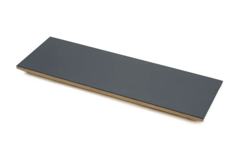Rechteckige, flache Holzplatte mit einer dunkelgrauen, glatten Oberfl&auml;che und einer leicht sichtbaren Holzkante an den Seiten. Die Platte ist horizontal angeordnet und auf wei&szlig;em Hintergrund fotografiert.