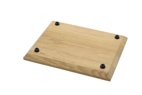 Rechteckige Holzplatte aus hellbraunem Holz mit glatter Oberfl&auml;che und Maserung, vier runde schwarze Gumminoppen gleichm&auml;&szlig;ig an den Ecken auf der Unterseite angebracht.