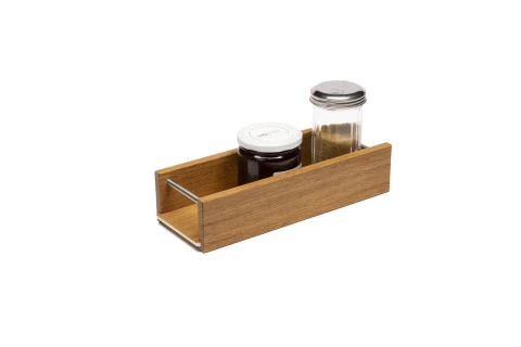 Holzkasten mit rechteckiger Form, zwei seitlichen Metallgriffen und glatter Holzmaserung. Innen stehen ein Glas mit wei&szlig;em Deckel und dunklem Inhalt sowie ein durchsichtiges Gew&uuml;rzglas mit silbernem Deckel und braunem Pulver.